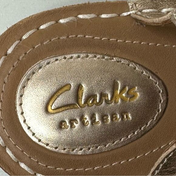 CLARKS Artisan Tustin Spears Metallic Leather Comfy Strappy Sandals Size 8.5 - Picture 7 of 17
